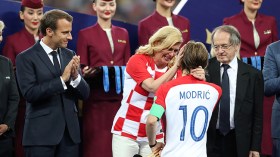 رئيسة كرواتيا تضفي الحنان الكروي لنهائي روسيا