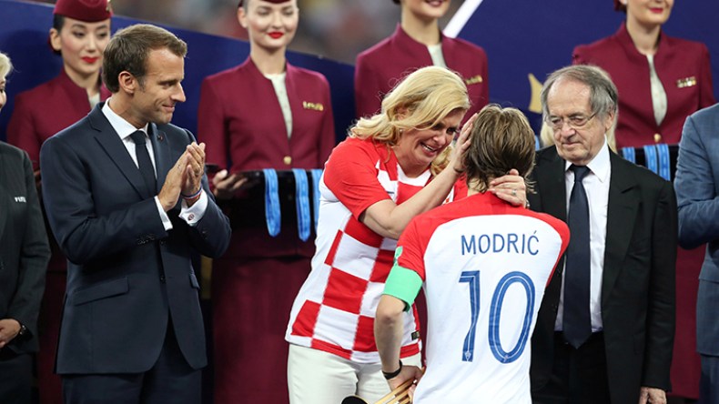 رئيسة كرواتيا تضفي الحنان الكروي لنهائي روسيا