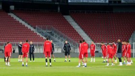 مواجهتا زيمبابوي بِدون جمهور و”الكاف” لم تُعاقب مُنافس الجزائر