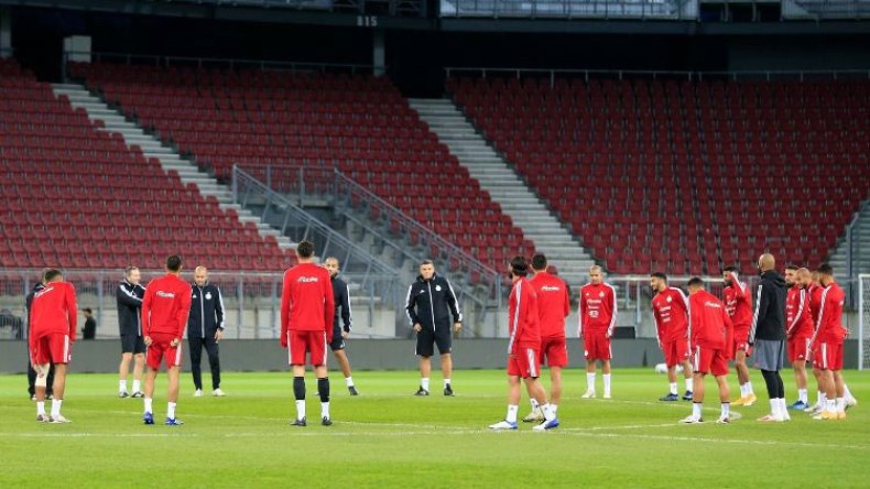 مواجهتا زيمبابوي بِدون جمهور و”الكاف” لم تُعاقب مُنافس الجزائر