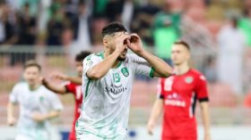 بلايلي يتغلّب على مبولحي ويهدي الفوز للأهلي