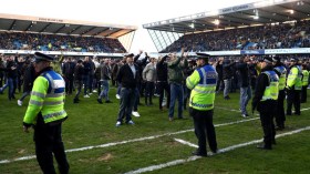 مُشجّع جزائري يجتاح أرضية ملعب نادي ميلوول الإنجليزي!