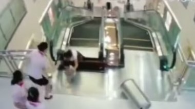 وفاة أمٍّ على درج كهربائي بعد إنقاذ طفلها