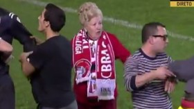 سيدة عجوز تقتحم أرضية الملعب احتجاجا على قرارات الحكم!