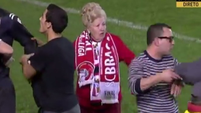 سيدة عجوز تقتحم أرضية الملعب احتجاجا على قرارات الحكم!