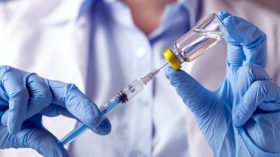 Le candidat-vaccin de Sanofi et GSK contre le Covid-19 entre dans un nouvel essai clinique
