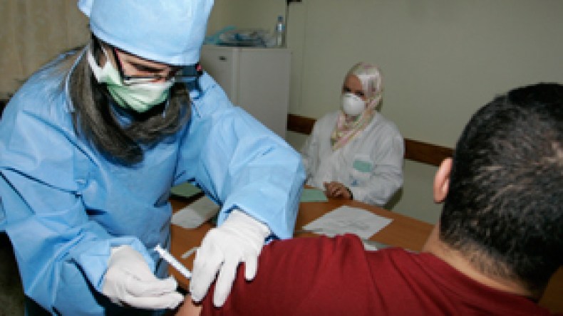 طبيبان يصابان بأعراض جانبية بعد تلقيحهما ضد الأنفلونزا