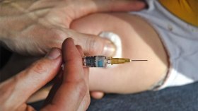 ندرة في اللقاحات والأطباء يحذرون من تعقيدات وسط الأطفال