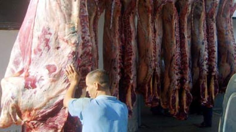 جزارون يرشّون اللحوم بـ “مادة سحرية” للنصب والإحتيال على الزبائن