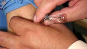 ندرة في لقاحات الأطفال ومختصون يحذرون من العواقب
