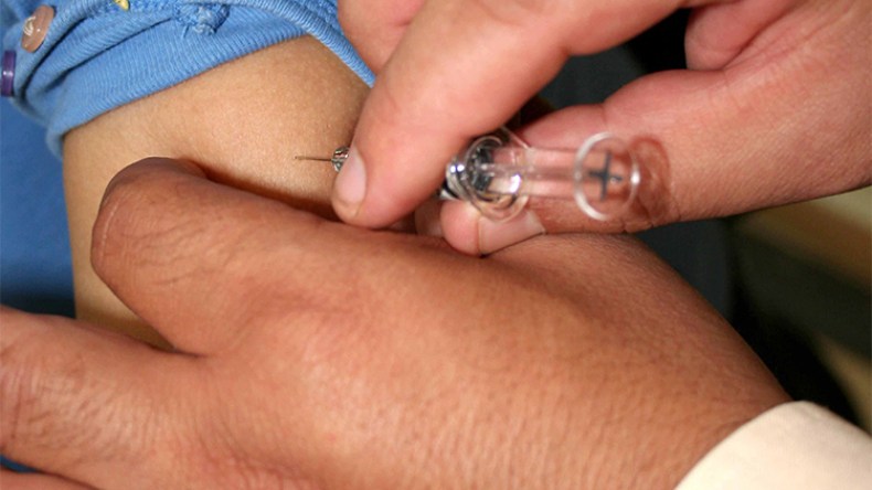 ندرة في لقاحات الأطفال ومختصون يحذرون من العواقب