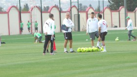 تقنيون وإعلاميون ينتقدون خاليلوزيتش بسبب تهميشه غير المبرر للمحليين