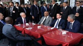 الأمن يعتقل رجلا صاح في وجه فالس: أنت غير مرحّب بك عندنا