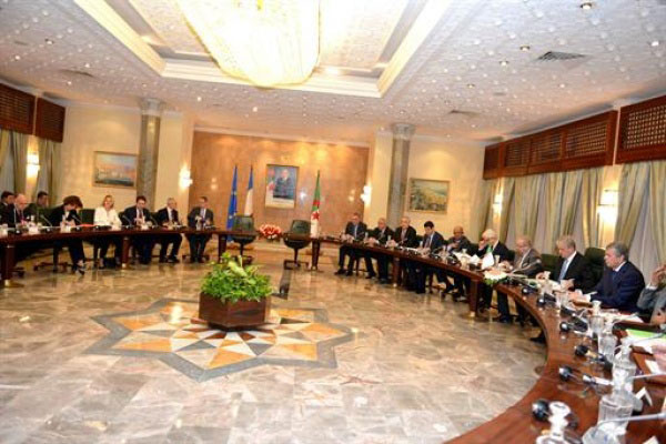 Les entretiens Sellal-Valls élargis aux délégations des deux pays