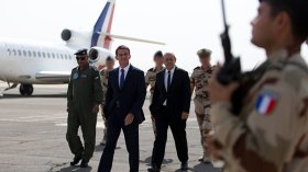 فالس: 10 آلاف مسلم “مشبوه” بفرنسا!