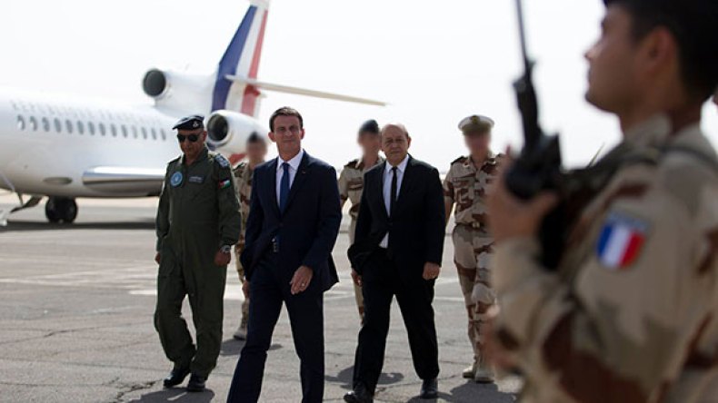 فالس: 10 آلاف مسلم “مشبوه” بفرنسا!