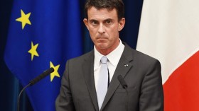 شاب يحاول صفع فالس