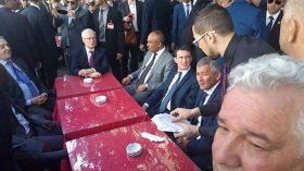 فالس ينزل إلى ساحة أودان ويرتشف فنجان قهوة!
