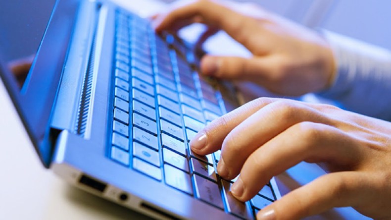 3 طلبة عرضوا أدوات تجسس للبيع عبر الإنترنت!