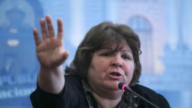 ابنة جيفارا تغني أمام قبر شافيز “وداعا يا حبي”