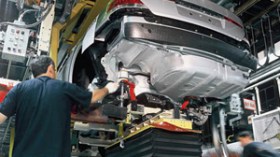 شركة “كريسلر” تبحث إقامة أول مصنع لتركيب السيارات بالجزائر