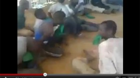 ثوار ليبيون يعذبون مرتزقة أفارقة بطريقة أساءت للإسلام