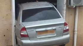 سيارة تخترف مصلحة طب الأطفال ببارني (فيديو)