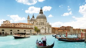 “الشروق العربي” ترسو فوق المدينة التي تمشي على الماء..