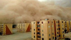 رياح عاتية تقطع طرقات وتهدم مساكن بالجنوب