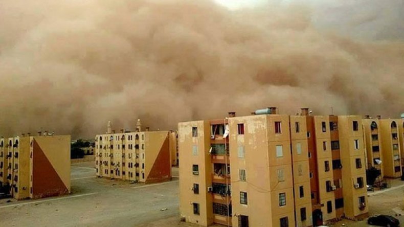 رياح عاتية تقطع طرقات وتهدم مساكن بالجنوب