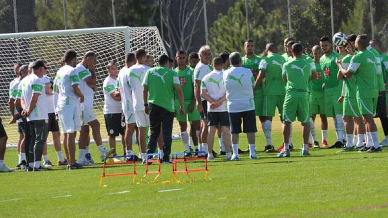 دقيقة صمت في تدريبات “الخضر” على روح اللاعب حيماني