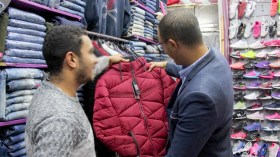 التهاب أسعار الملابس الشتوية ومواطنون ينتظرون “الصولد”