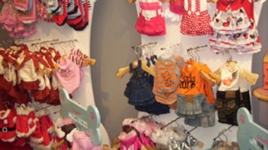 Des enfants exposés au danger: des couches bébés dangereuses et des vêtements en poils de chats et de chiens