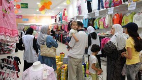 عائلات تقتني ملابس العيد قبل رمضان