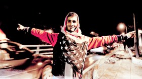 شباب يلبسون أعلاما غربية يحسبونها موضة العصر!