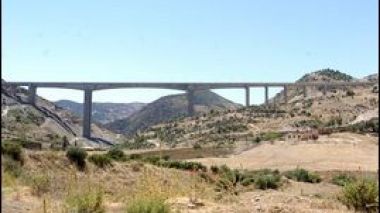 Le président Bouteflika inaugure le viaduc de Oued R'kham à Bouira, premier du genre en Afrique