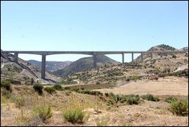 Le président Bouteflika inaugure le viaduc de Oued R'kham à Bouira, premier du genre en Afrique
