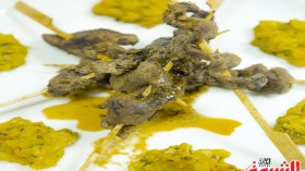 أسياخ رقائق اللحم مع الخضر