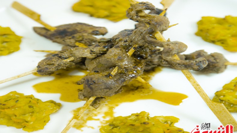 أسياخ رقائق اللحم مع الخضر