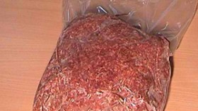 توقيف مصنع مصري ينتج موادا غذائية “خطيرة” على صحة المستهلكين