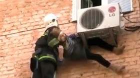 بالفيديو … إنقاذ عجوز عالقة في جهاز تكييف بالطابق الرابع