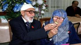 أجمل صور الوفاء والحب عند الأزواج المسنين