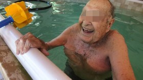 مسنّون ينافسون الشباب في المسابح