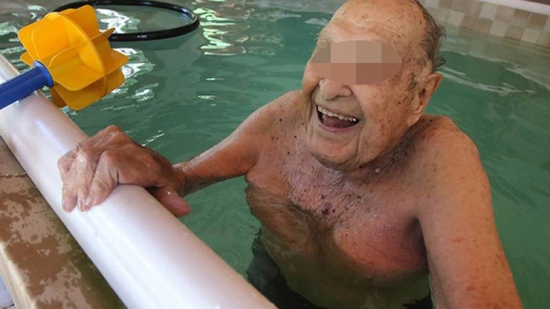 مسنّون ينافسون الشباب في المسابح