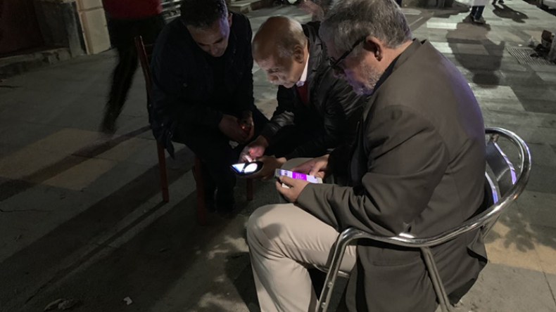 المسنون “يلهبون” سوق الهواتف الذكية لمتابعة الحراك