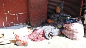 الوادي: عجوز مرمية في الشارع منذ أسبوع بجانب مستشفى الشط