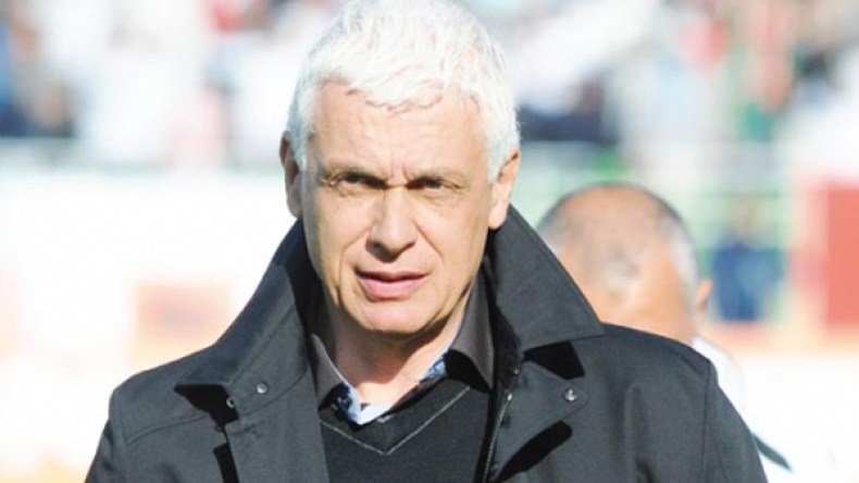 فيلود يعد بحل المشاكل الدفاعية قبل لقاء مواجهة شبيبة القبائل