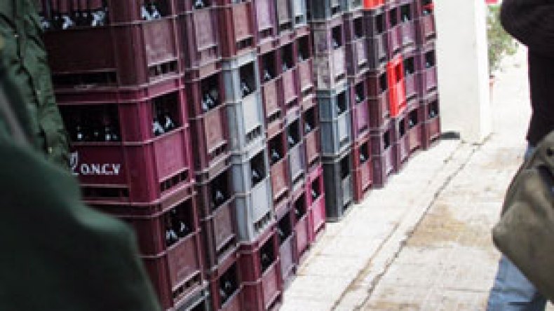 مقايضة‭ ‬أطنان‭ ‬من‭ ‬الفاصوليا‭ ‬مقابل‭ ‬مئات‭ ‬الآلاف‭ ‬من‭ ‬قارورات‭ ‬الخمر