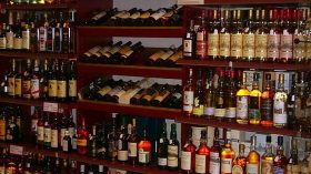 الحكومة تحقق في استيراد الخمور