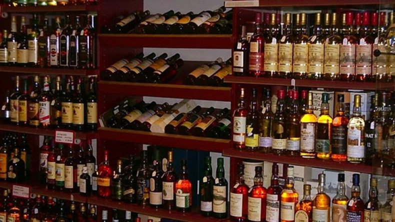 الحكومة تحقق في استيراد الخمور